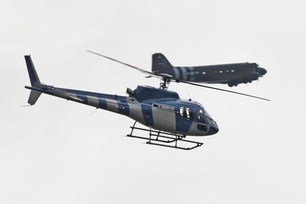 Hélicoptère bleu en plein vol
